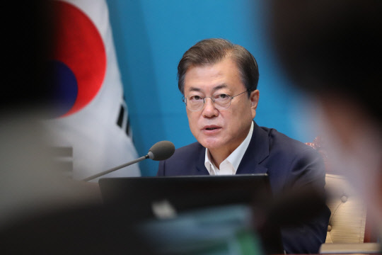 문재인 대통령이 23일 청와대에서 국무회의 및 수도권 방역 대책회의를 주재하고 있다.   연합뉴스